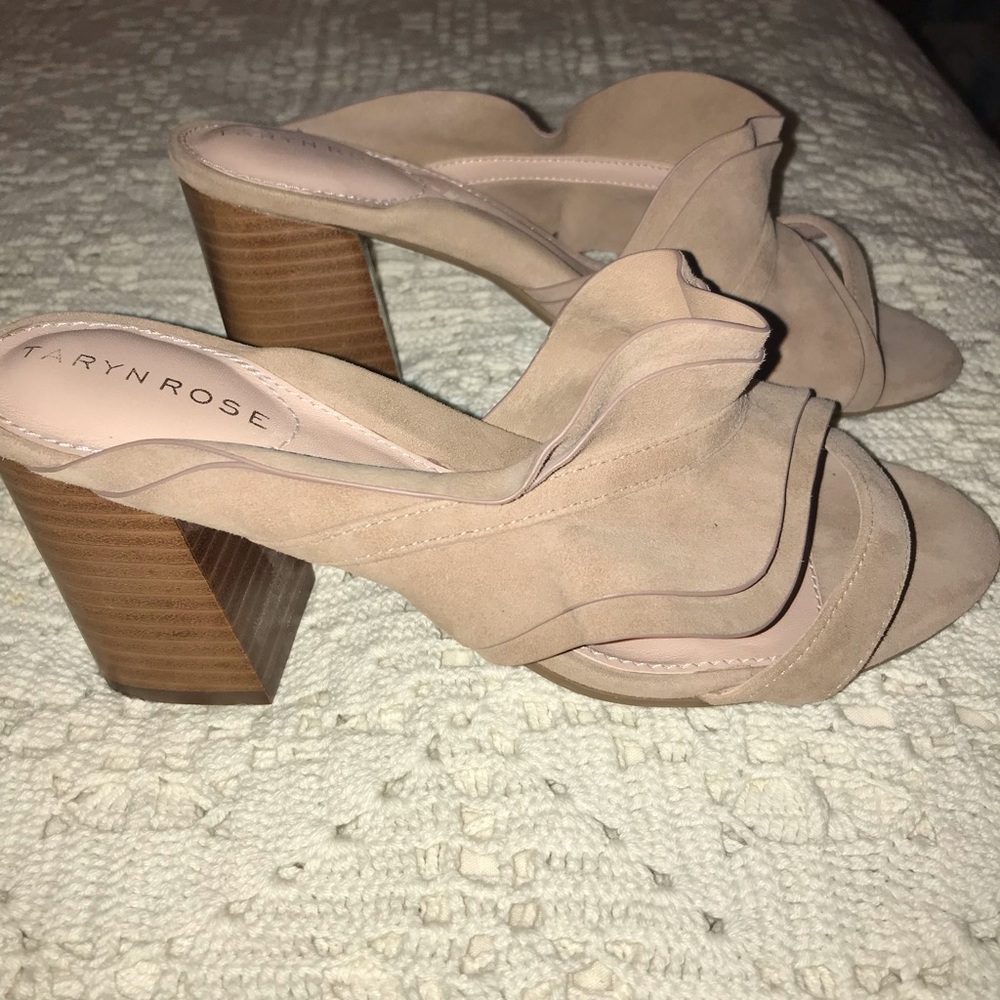 Sueded ruffled sandals! Sexy and feminine! - Picture 5 of 7